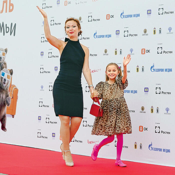 Елена Захарова с дочерью.