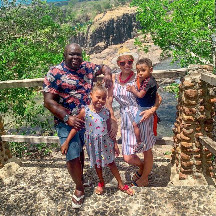 Мария и Лубинда Хаабазока с детьми.