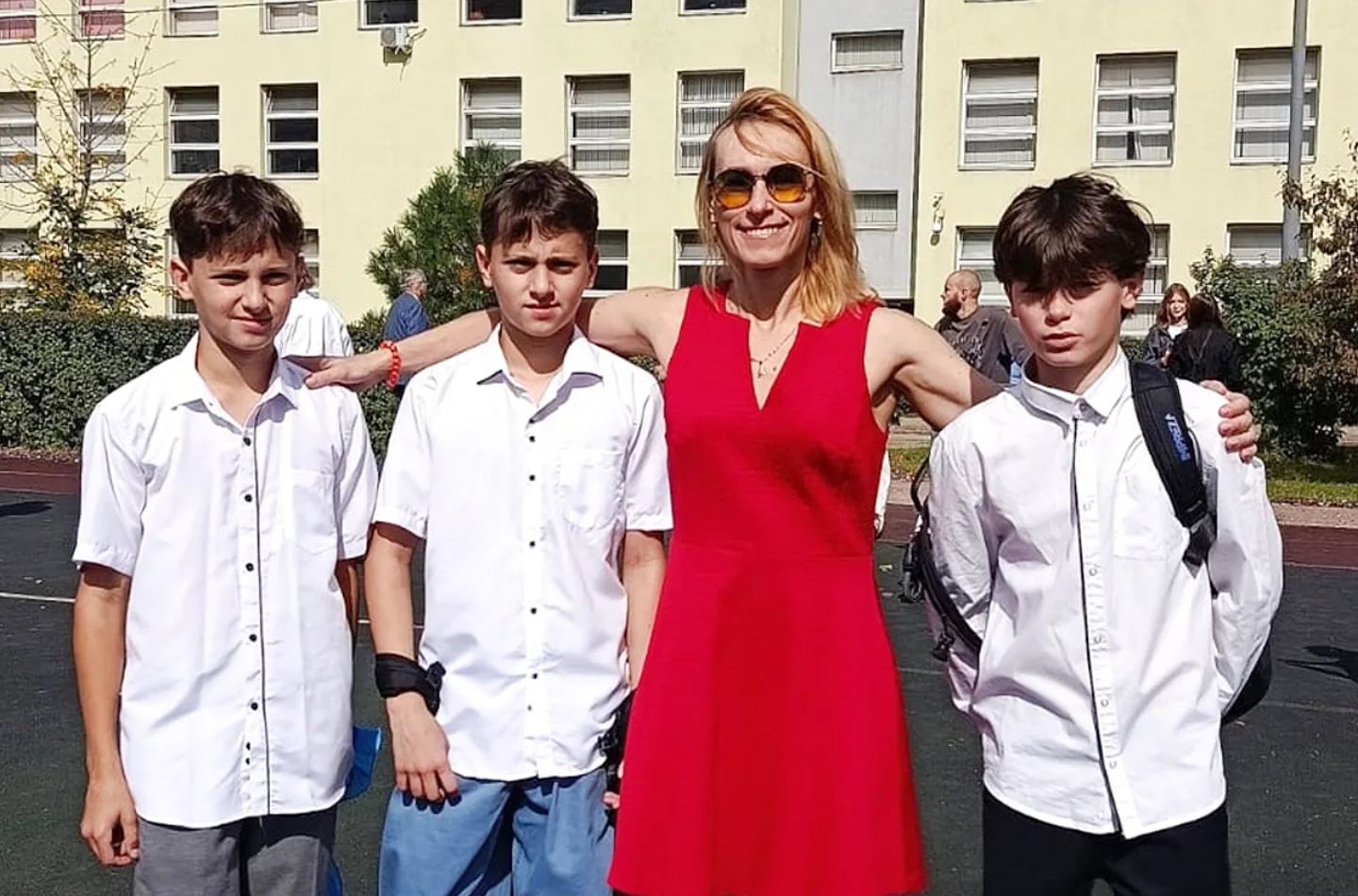 Мария Болтнева с сыновьями.