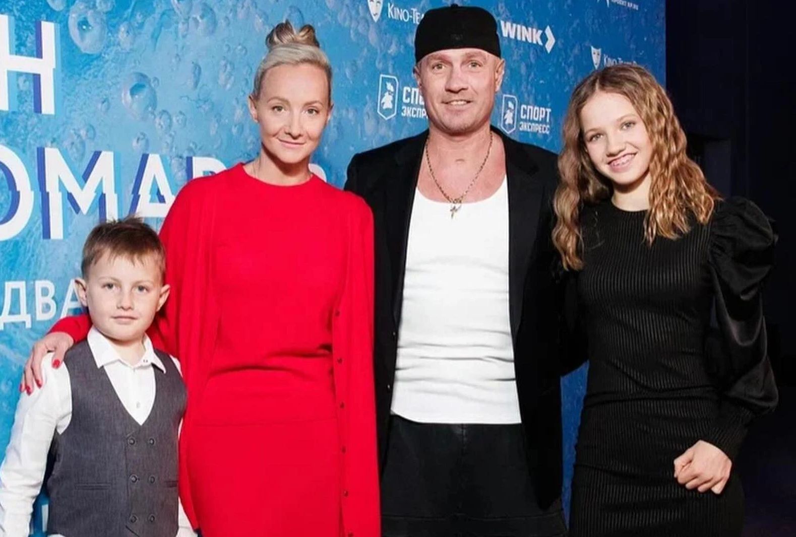 Роман Костомаров и Оксана Домнина с детьми.