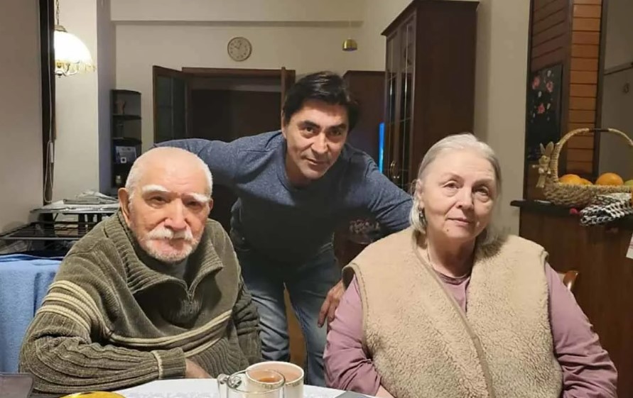 Степан Джигарханян с родителями.