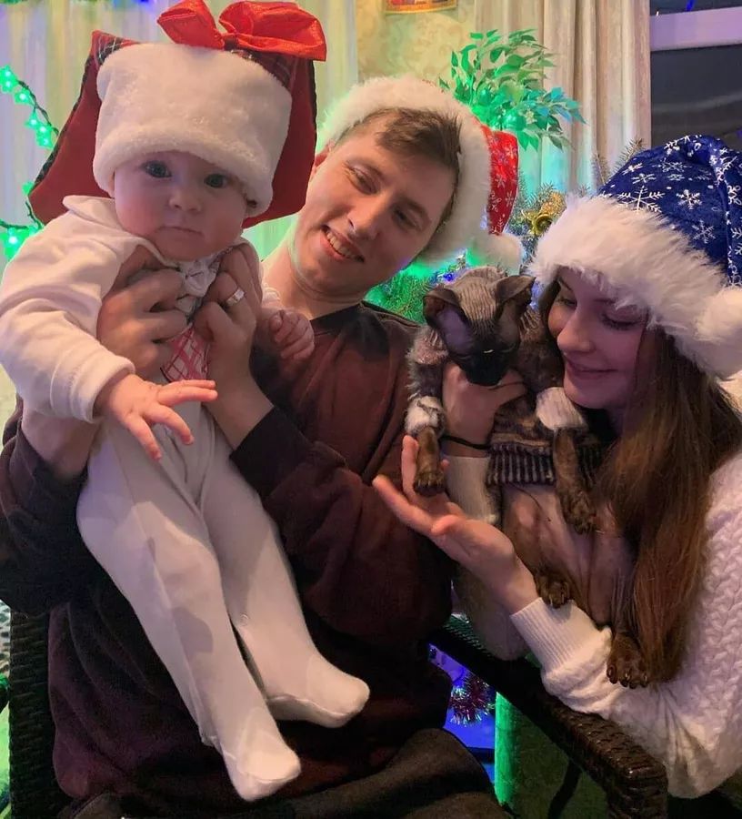 Юлия Липницкая и Владислав Тарасенко с дочерью. Юлия Липницкая и Владислав Тарасенко с дочерью.