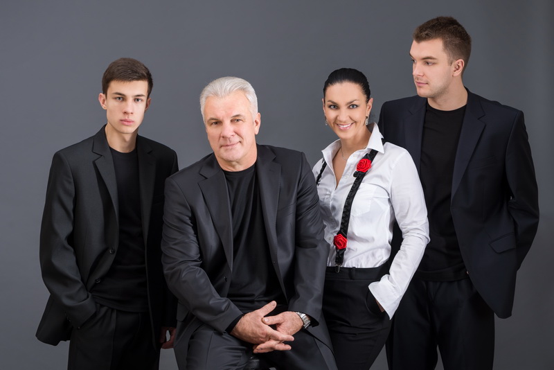 Анатолий Котенёв и Светлана Боровская с сыновьями. Анатолий Котенёв и Светлана Боровская с сыновьями.