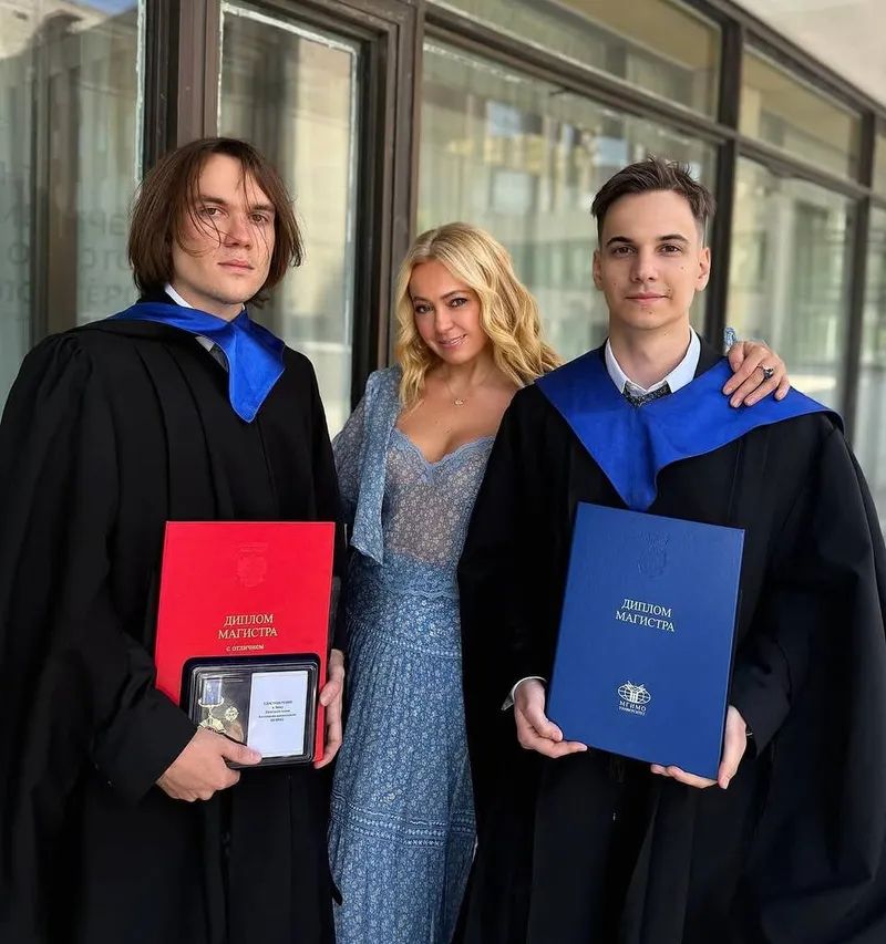 Яна Рудковская с сыновьями Николаем и Андреем. Яна Рудковская с сыновьями Николаем и Андреем.