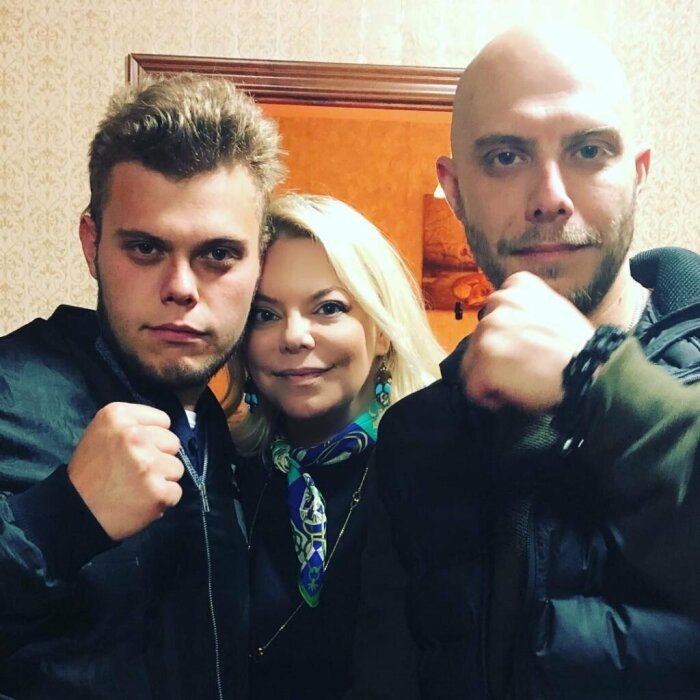 Яна Поплавская с сыновьями.