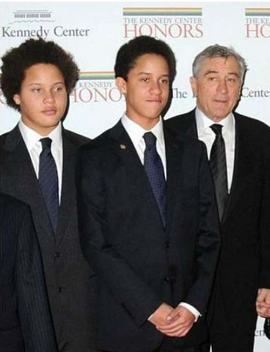 Роберт Де Ниро с сыновьями Джулианом и Аароном (первый слева). / Фото: pinterest.com Роберт Де Ниро с сыновьями Джулианом и Аароном (первый слева). / Фото: pinterest.com