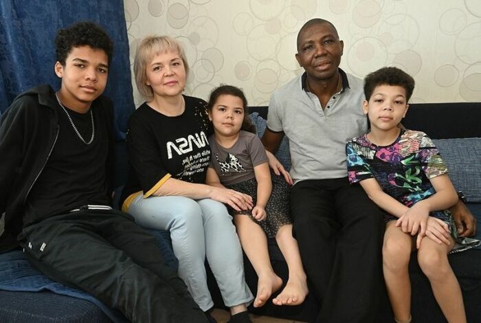 Афам и Лариса Езеуго с детьми. Афам и Лариса Езеуго с детьми.