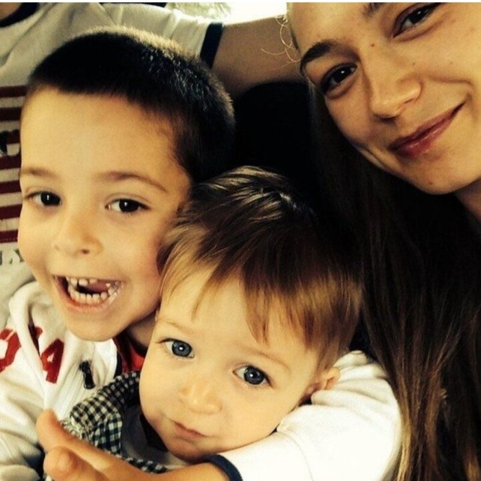 Оксана Акиньшина с сыновьями Филиппом и Константином. Оксана Акиньшина с сыновьями Филиппом и Константином.