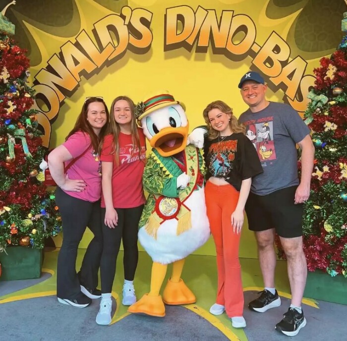 Хлоя и Лили Клем с родителями.