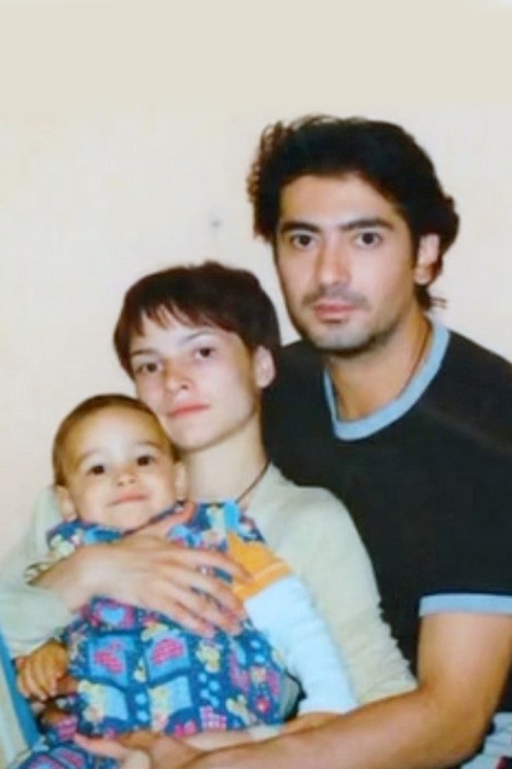 Фархад Махмудов с женой и сыном.