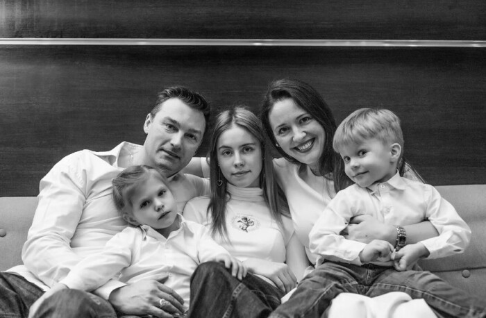 Анна Гарнова и Александр Арсентьев с детьми.
