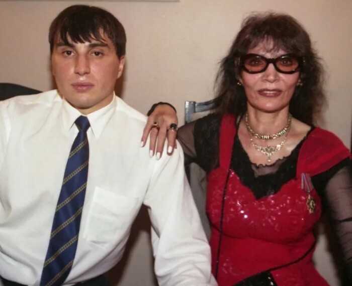 Джуна Давиташвили с сыном. Джуна Давиташвили с сыном.