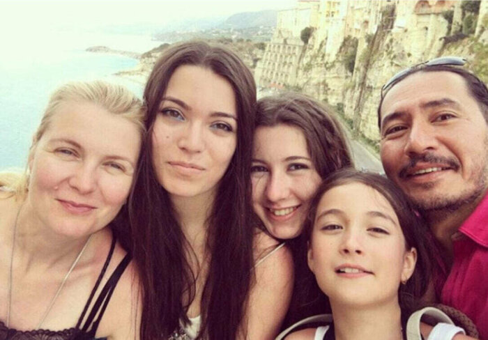Анастасия Немоляева и Вениамин Скальник с дочерьми. / Фото: lisa.ru