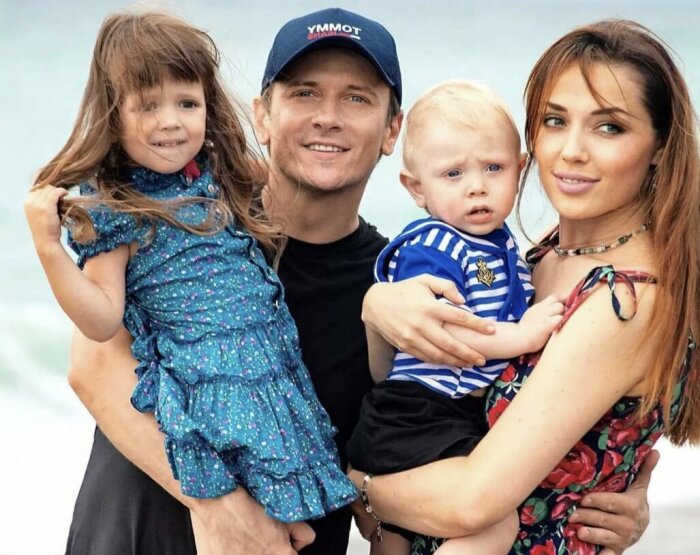 Глеб Матвейчук и Елена Глазкова с детьми. / Фото: playbookpro.ru