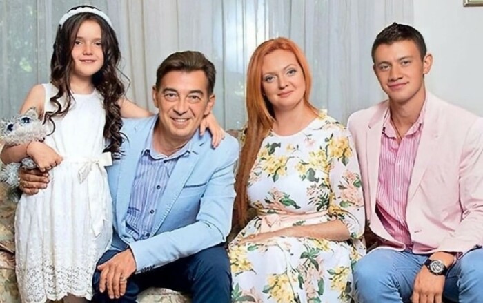 Николай Добрынин и Екатерина Комиссарова с детьми Ниной и Михаилом.