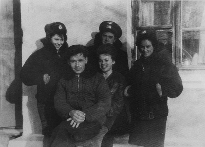 Григорий и Зинаида Нелюбовы (на фото сидят) в селе Кремово Михайловского района Приморского края. Григорий и Зинаида Нелюбовы (на фото сидят) в селе Кремово Михайловского района Приморского края.