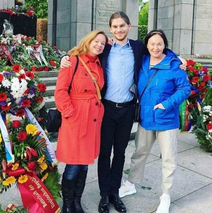 Марьяна Полтева с сыном и Ларисой Гузеевой, своей давней подругой.