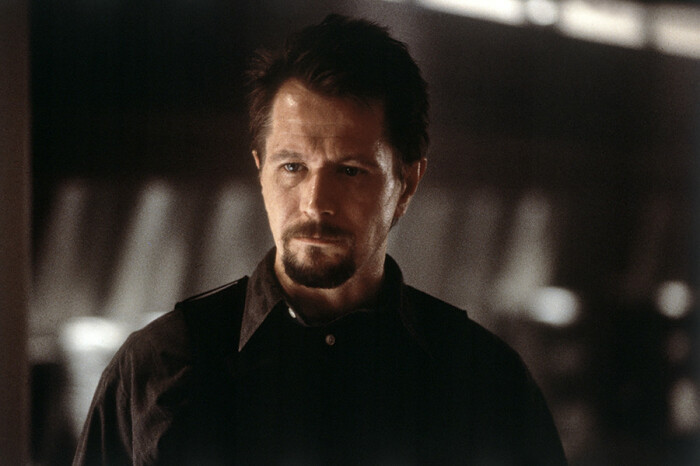 Гэри Олдман – Егор Коршунов в фильме «Самолёт президента». Гэри Олдман – Егор Коршунов в фильме «Самолёт президента».