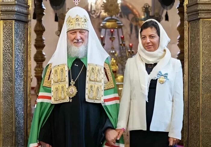 Патриарх Кирилл 6 сентября вручил Маргарите Симоньян орден княгини Ольги III степени.