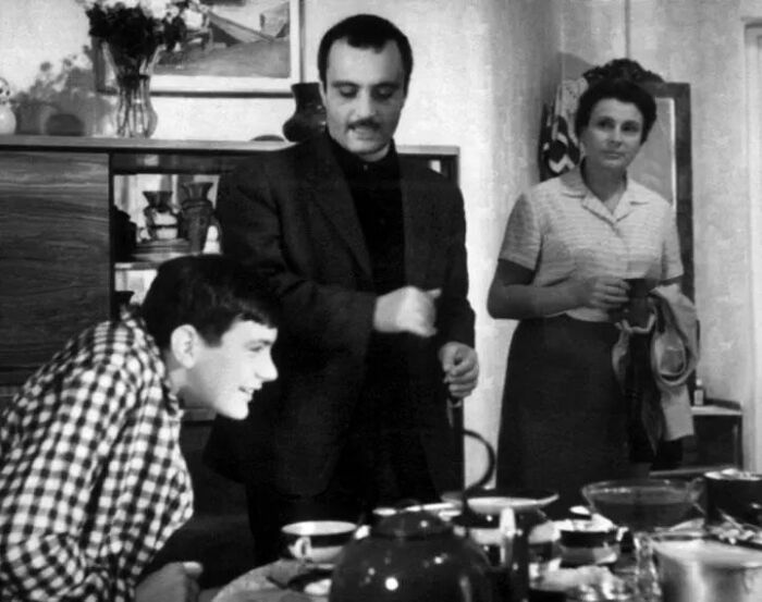 На репетиции фильма «Я шагаю по Москве». Молодой Никита Михалков, Георгий Данелия и Любовь Соколова.