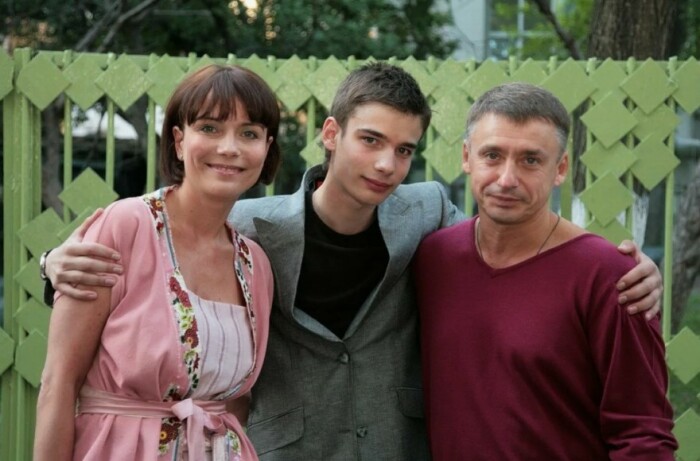Антон Табаков и Екатерина Семёнова с сыном.