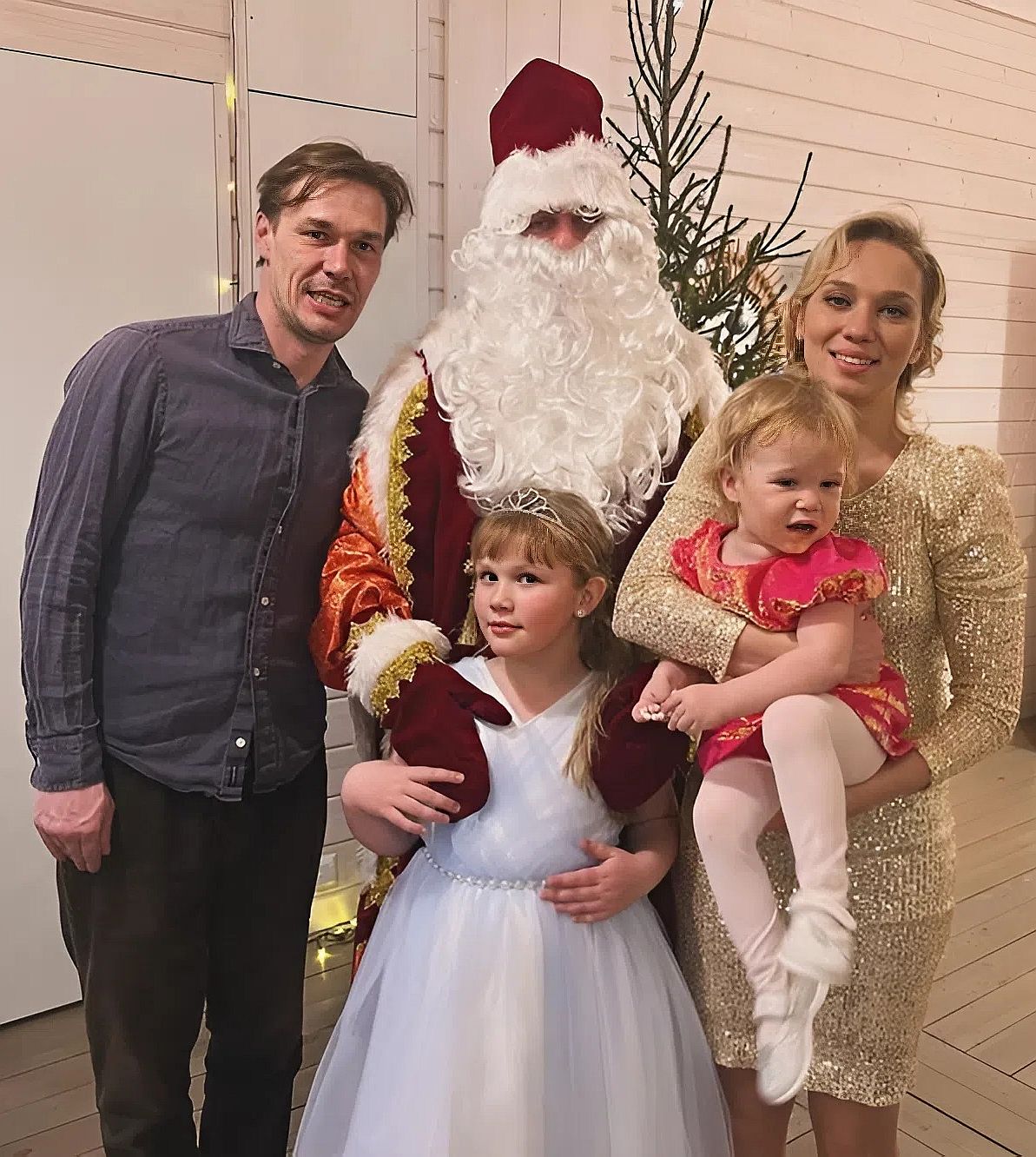 Артём Быстров и Ксения Теплова с детьми.