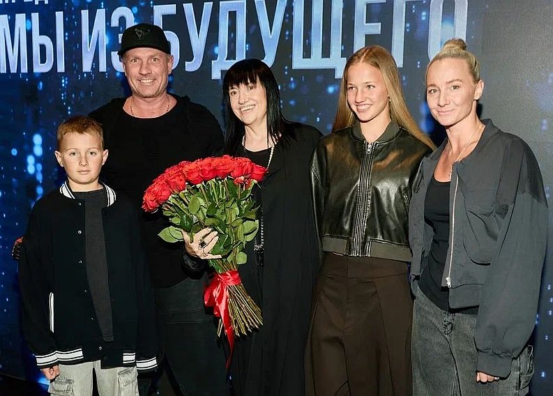 Роман Костомаров и Оксана Домнина с детьми и Аллой Духовой.