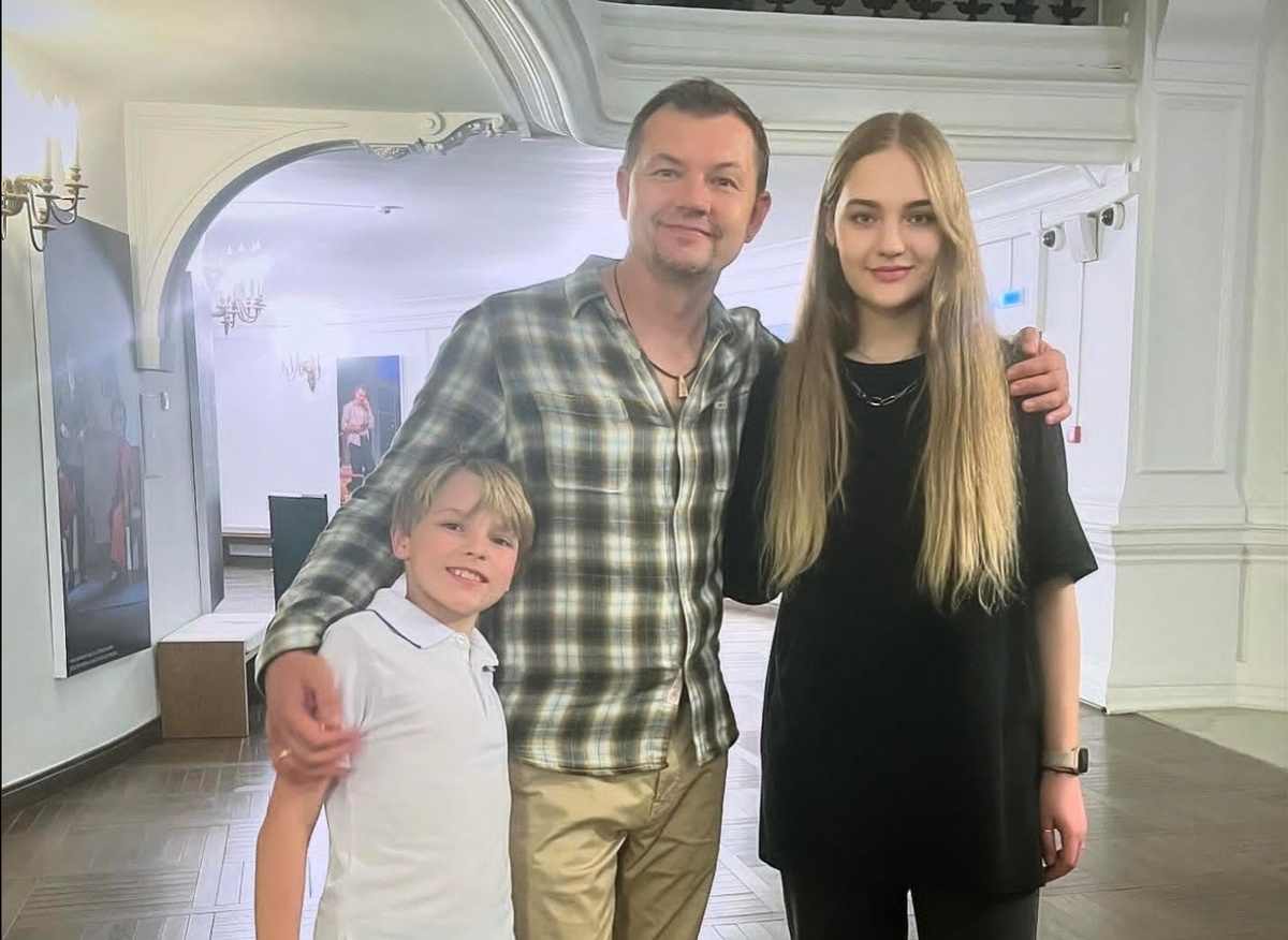 Алексей Фатеев с дочерью и приёмным сыном.