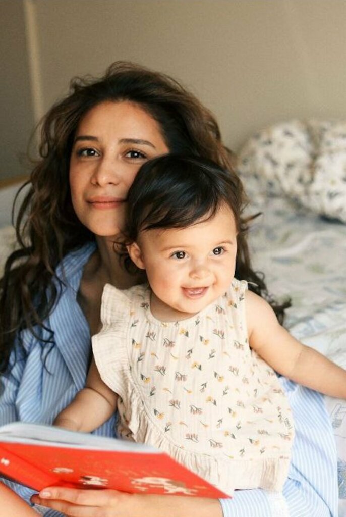 Равшана Куркова с дочерью.