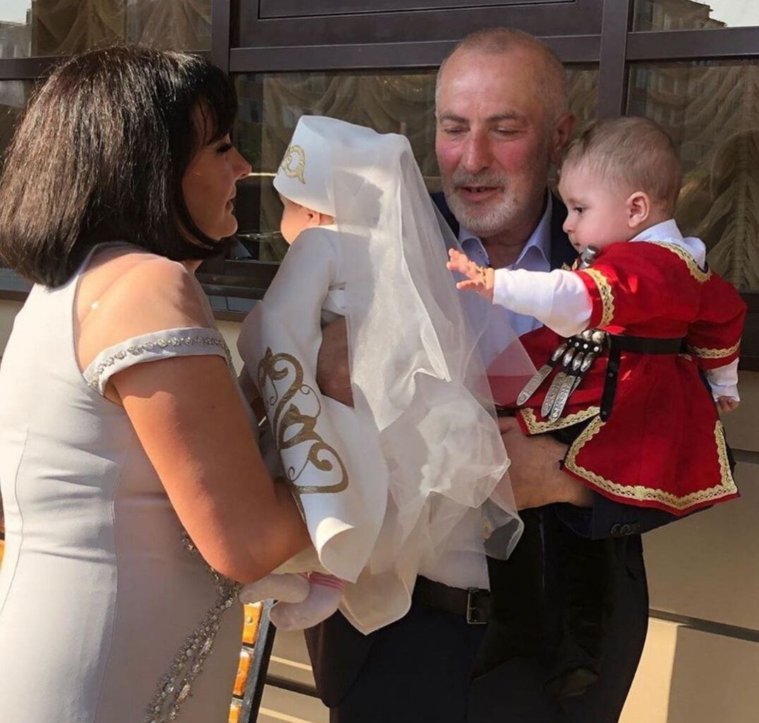 Виталий Калоев с женой и детьми.