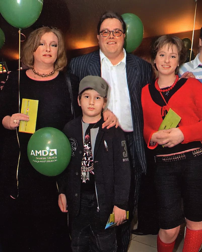 Алексей Колган и Нина Дворжецкая с детьми. Алексей Колган и Нина Дворжецкая с детьми.