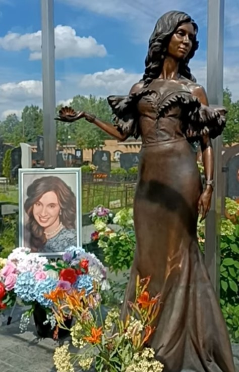 Памятник на могиле Марины Гроголь. Памятник на могиле Марины Гроголь.