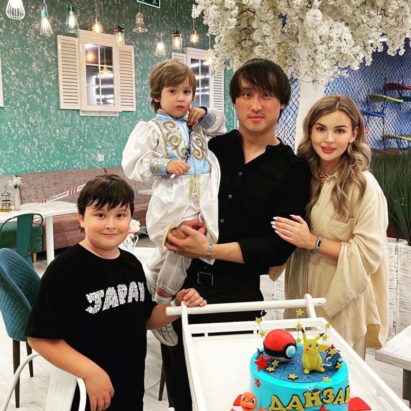 Сангаджи Тарбаев с женой и сыновьями. Сангаджи Тарбаев с женой и сыновьями.