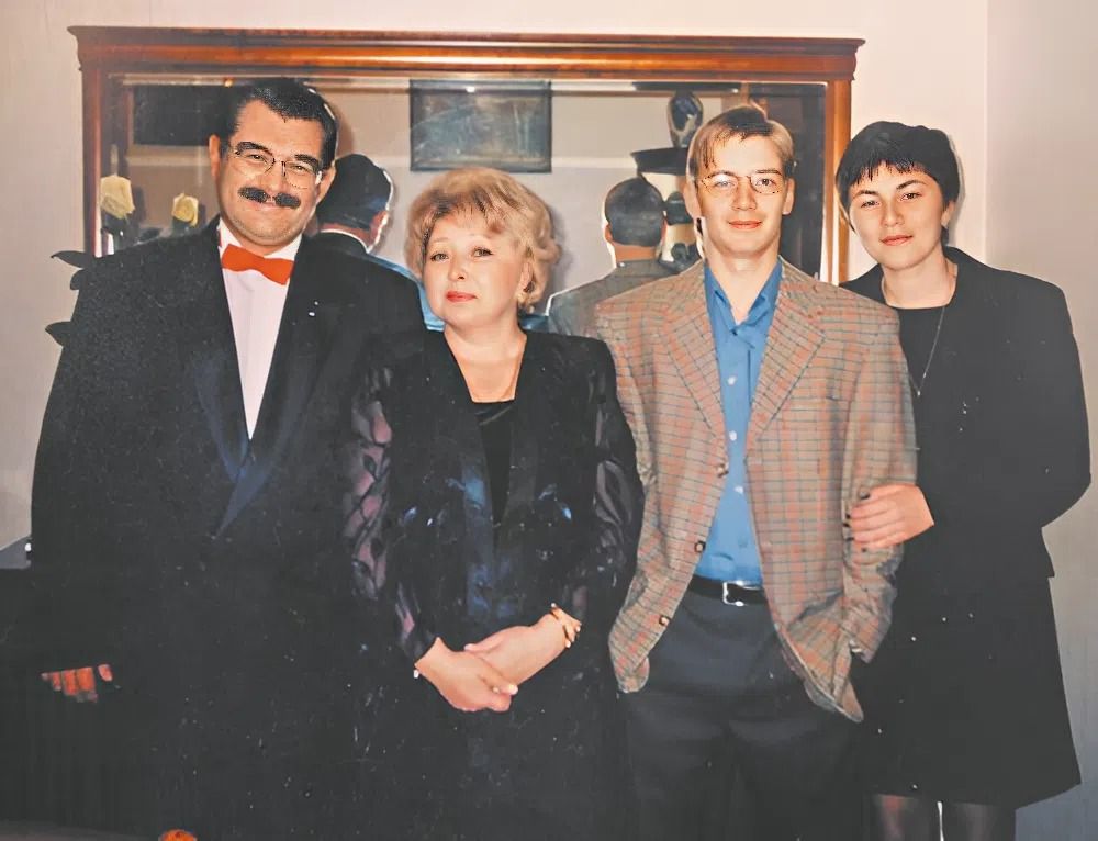 Анна Фроловцева и Юрий Кузьменко с сыном и невесткой. Анна Фроловцева и Юрий Кузьменко с сыном и невесткой.