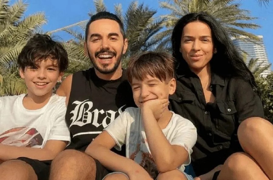 Тимур Родригез и Анна Девочкина с сыновьями. Тимур Родригез и Анна Девочкина с сыновьями.