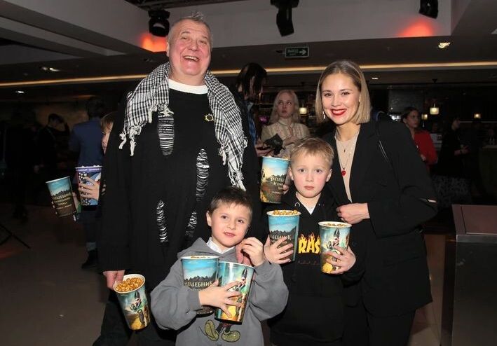 Артур Ваха и Виктория Романенко с сыновьями.