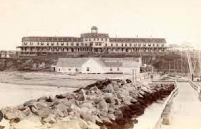 Отель, построенный на острове в XIX веке