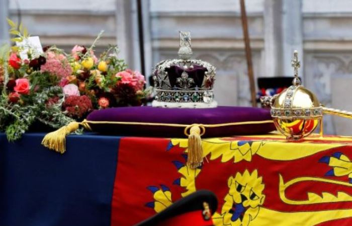 Корона с Кохинуром на крышке гроба Елизаветы II