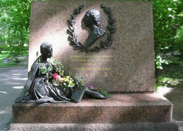 Памятник Агриппине Вагановой Памятник Агриппине Вагановой