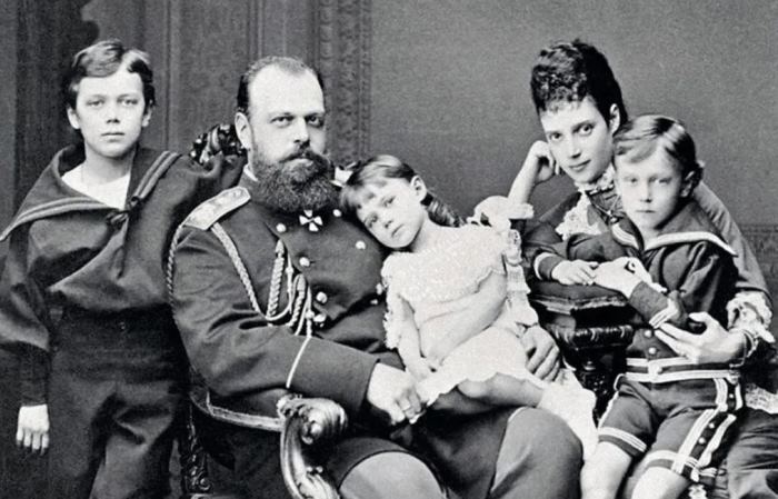 Император Александр III с женой Марией Федоровной и детьми