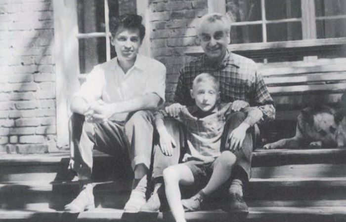 Григорий Александров с сыном и внуком