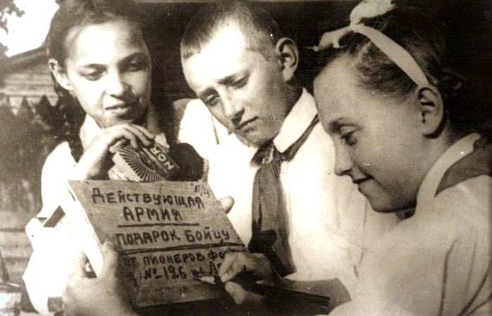 Дети отправляют посылки на фронт Дети отправляют посылки на фронт