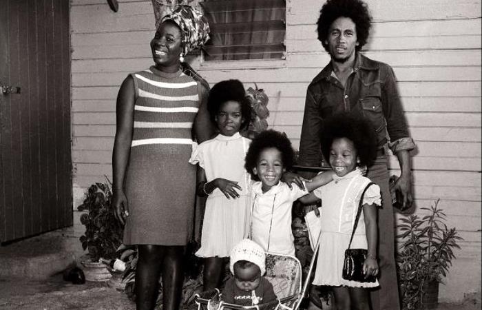 Боб и Рита Марли с детьми