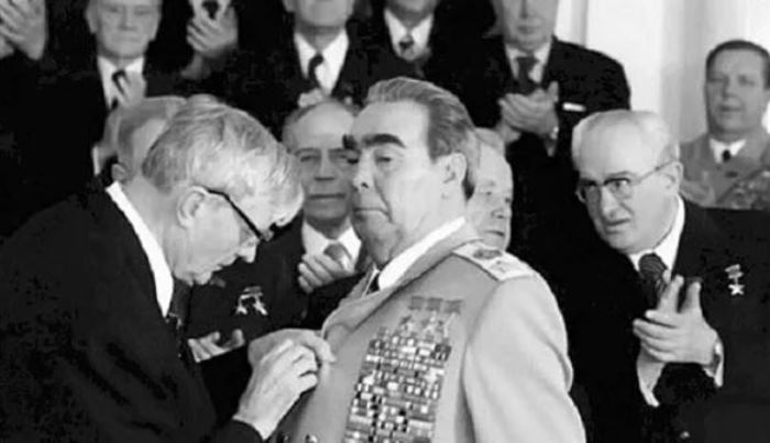Брежнев занесен в Книгу рекордов Гиннесса как самый награждаемый человек