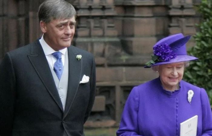 Граф Гросвенор с королевой Елизаветой II/ Фото: bbc.com