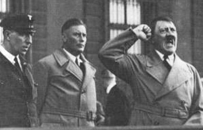 Рядом с Гитлером на заднем плане - Эрик Хануссен / Фото: lifee.cz