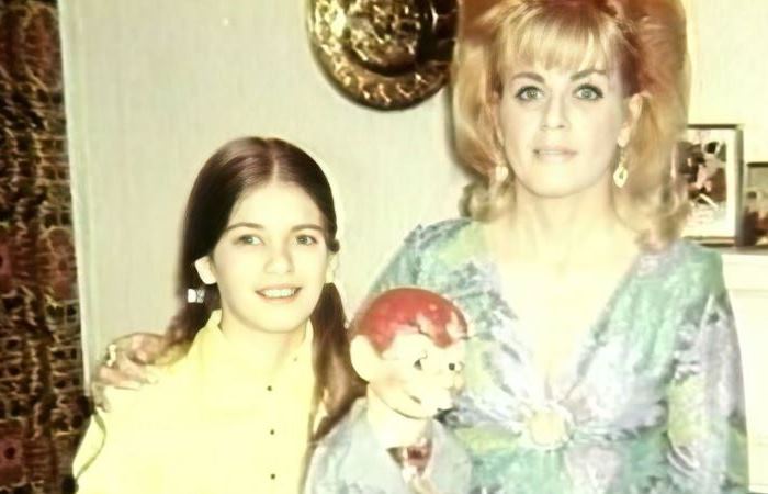 Джиа Каранджи в детстве с матерью