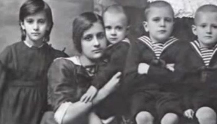 Гали в детстве (вторая слева) со своими братьями и сестрами