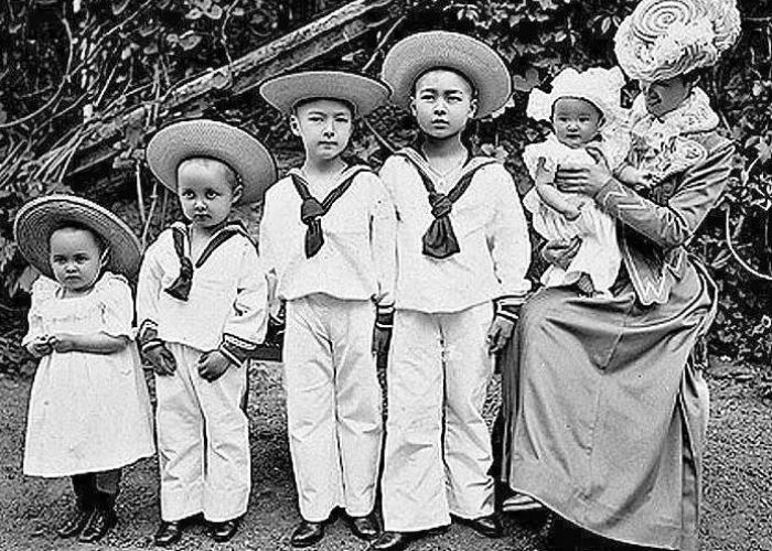 Мицуко Аояма с детьми / Фото: pobezovice.cz