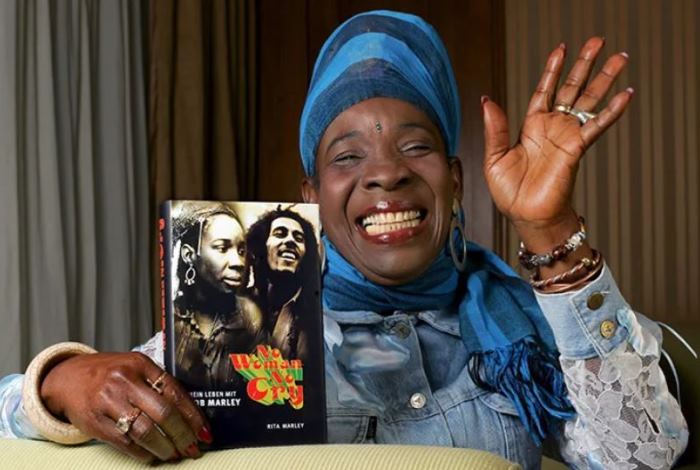 Рита Марли с книгой своих воспоминаний